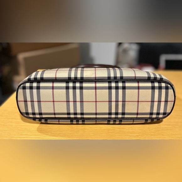 Burberry handbag in Nova Check Plaid Canvas and brown leather. Great deal! - Picture 6 of 8